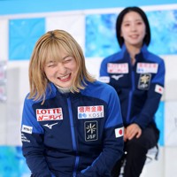 国別対抗戦を前に記者会見する坂本花織（手前）と三浦璃来＝東京都港区で2025年4月2日、猪飼健史撮影