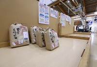 入荷してもすぐに売れていくコメ＝福岡県糸島市で2025年3月13日、金澤稔撮影