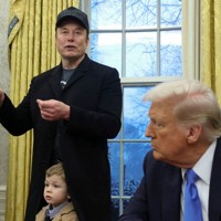 実業家のイーロン・マスク氏（左）とトランプ米大統領＝ホワイトハウスで2025年2月11日、ロイター