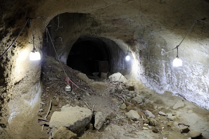 鉄かぶとの遺骨」に衝撃 硫黄島で大学生が見た残酷な現実 | 毎日新聞