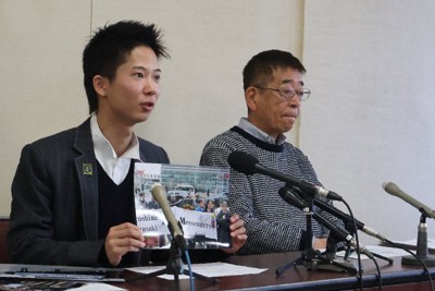 米ニューヨークでの活動を報告する沖本晃朔さん（左）＝広島市中区の広島市役所で、武市智菜実撮影