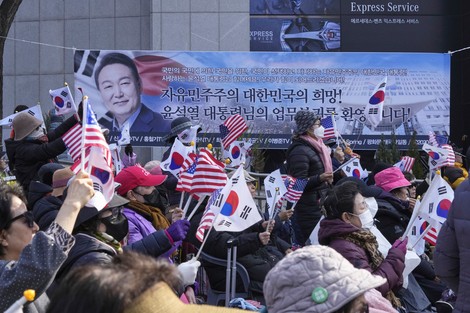 韓国・ソウルの大統領官邸近くで集会を開く、罷免が決まった韓国の尹錫悦大統領の支持者たち＝ソウルで2025年4月4日、AP