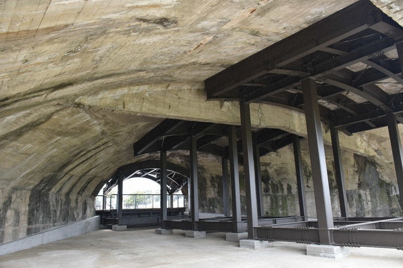 貴重な戦跡 軍用機隠す「掩体壕」公開 福岡・旧陸軍大刀洗飛行場