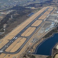 熊本空港＝熊本県益城町で2022年2月21日午後2時20分、本社ヘリから上入来尚撮影