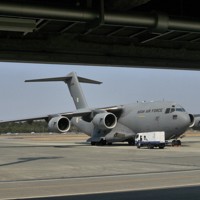 自衛隊とインド軍との実動訓練「ダルマ・ガーディアン」で熊本空港に駐機するインド空軍のC17輸送機＝熊本県で2025年3月9日午後0時49分、中村敦茂撮影