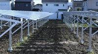 神奈川県開成町の「小田原かなごてファーム」の農地で発電した電気は新電力「グリーンピープルズパワー」が付加価値をつけて販売している＝2025年3月7日、川口雅浩撮影