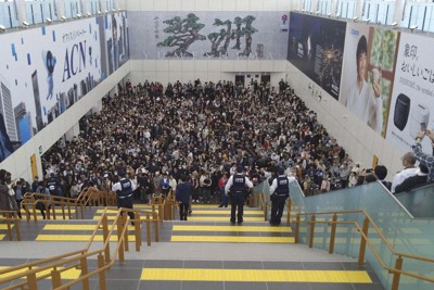 万博テストラン最終日、夢洲駅で来場者滞留　雑踏事故懸念の声も