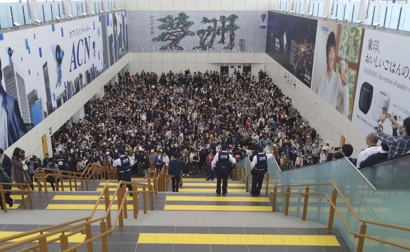 大阪・関西万博の会場につながる大阪メトロ中央線夢洲駅の構内で滞留する大勢の人たち＝6日午前