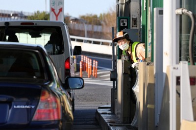 未曽有のETC大規模障害　状況わからず足止め、高速道路を歩く人も
