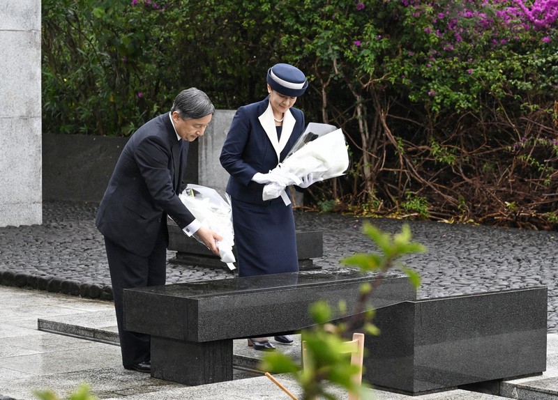 天皇、皇后両陛下が硫黄島訪問 戦没者の慰霊碑で拝礼 戦後80年 | 毎日新聞