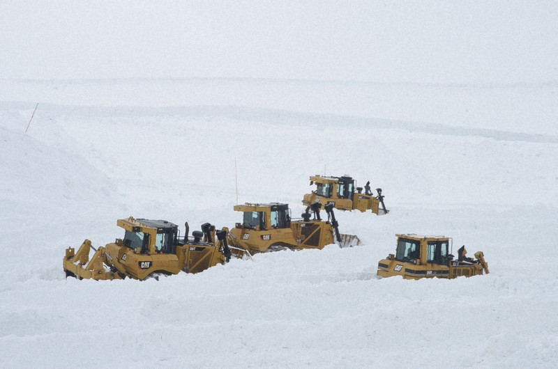 立山黒部アルペンルート、営業再開へ除雪進む 今季から電気バス導入