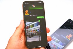 KDDIがiPhoneのRCSに対応（写真手前）。標準搭載の「メッセージ」アプリでAndroidスマホ（写真奥）にも写真や動画、スタンプなどを送れるようになった＝筆者撮影