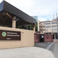 ヘリポートを備えた東京・六本木の米軍施設「赤坂プレスセンター」の正面ゲート＝東京都港区で2023年8月8日、大場弘行撮影