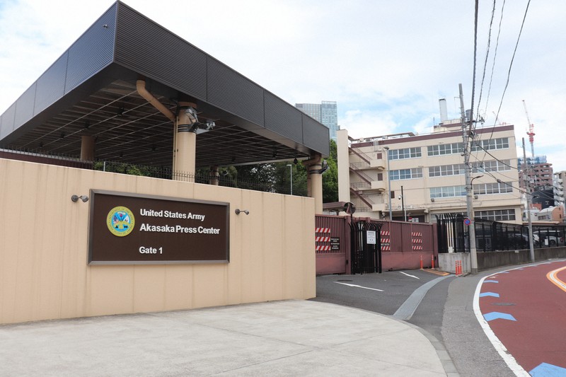 ヘリポートを備えた東京・六本木の米軍施設「赤坂プレスセンター」の正面ゲート＝東京都港区で2023年8月8日、大場弘行撮影