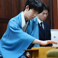 第74期王将戦第5局で2手目の3四歩を指す藤井聡太王将＝埼玉県深谷市の旧渋沢邸「中の家」で2025年3月8日午前9時1分