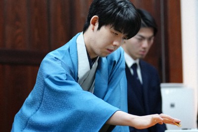 第74期王将戦第5局で2手目の3四歩を指す藤井聡太王将＝埼玉県深谷市の旧渋沢邸「中の家」で2025年3月8日午前9時1分