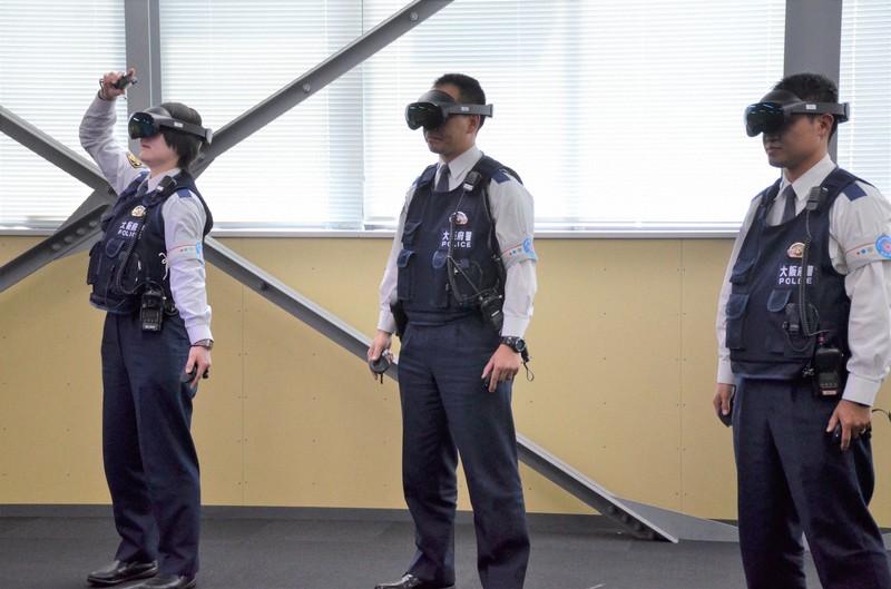 VRゴーグル装着、仮想空間で確認 会場警察隊が万博会場で訓練 | 毎日新聞 