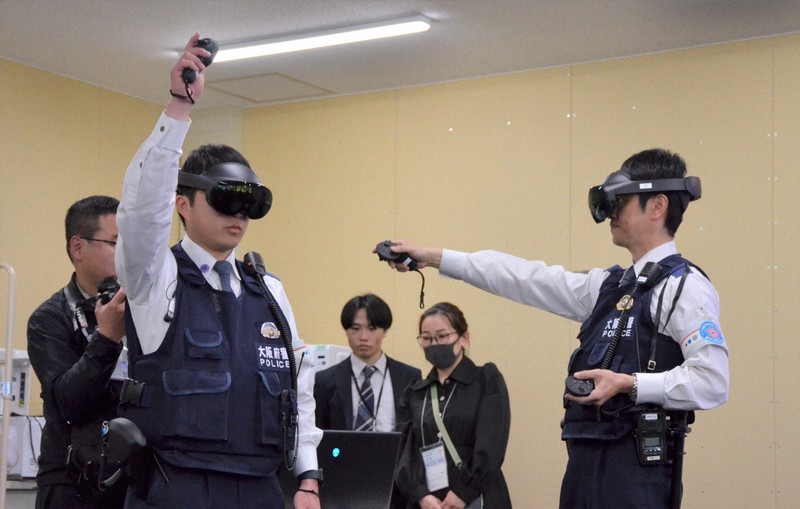 VRゴーグル装着、仮想空間で確認 会場警察隊が万博会場で訓練 | 毎日新聞 