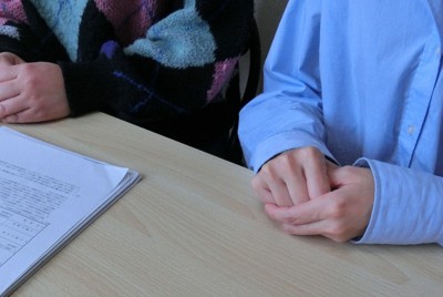 「自分たちにも生活がある。強制せず、前向きなボランティアとしてのPTAになってほしい」と語る香奈さん（左）と志織さん＝兵庫県宝塚市で2025年3月8日午後1時10分、芝村侑美撮影