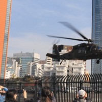 東京・六本木にある赤坂プレスセンターのヘリポートから飛び立つ米陸軍ヘリ「ブラックホーク」。日米防衛相会談に出席したヘグセス米国防長官を乗せていた＝東京都港区で2025年3月30日午後3時25分ごろ、大場弘行撮影