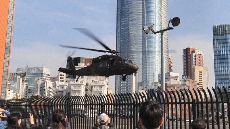 東京・六本木にある赤坂プレスセンターのヘリポートから飛び立つ米陸軍ヘリ「ブラックホーク」。日米防衛相会談に出席したヘグセス米国防長官を乗せていた＝東京都港区で2025年3月30日午後3時25分ごろ、大場弘行撮影