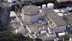 直下に活断層があると判断された日本原子力発電の敦賀原発2号機＝福井県敦賀市で2024年7月26日、本社ヘリから加古信志撮影