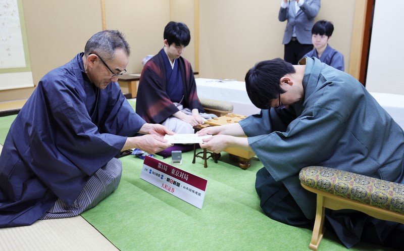 名人戦第1局 永瀬九段、大長考の末に封じ手 藤井名人の研究内か | 毎日新聞