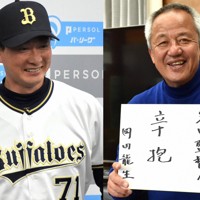 オリックスの岸田護新監督（左）にエールを送る東洋大姫路高の岡田龍生監督＝皆川真仁撮影