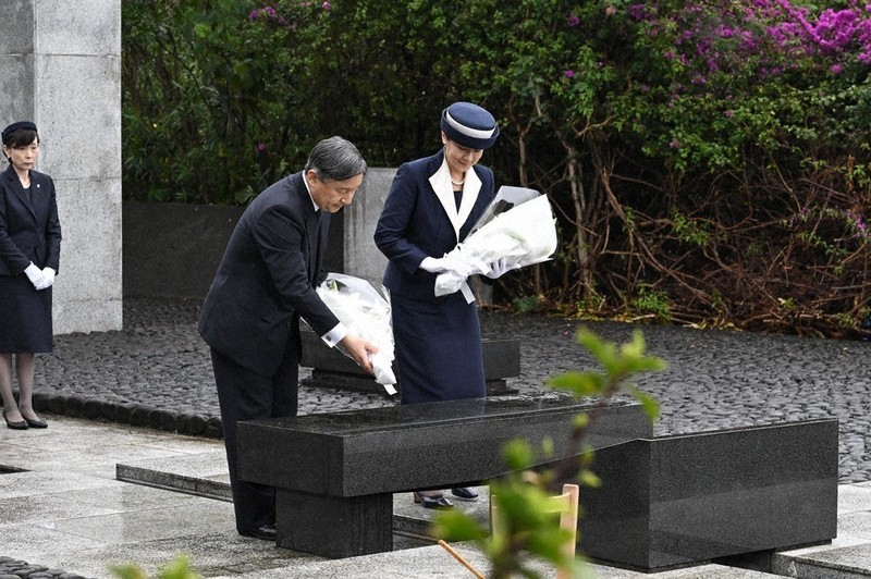 毎小ニュース：社会 両陛下、硫黄島で戦没者慰霊 | 毎日新聞