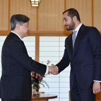オマーン・ジーヤザン殿下との会見に臨まれる天皇陛下 [写真特集1/5