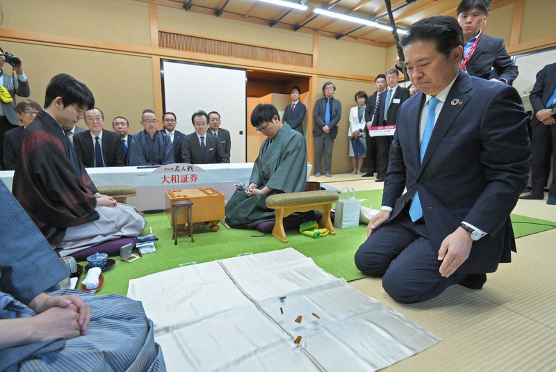 昼食休憩明け、永瀬九段が手を変え未知の戦いへ 名人戦第1局 | 毎日新聞