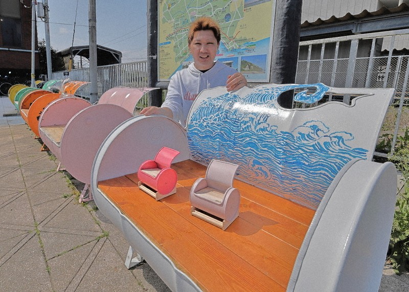 ドラム缶ベンチ 市内で見かけるドラム缶ベンチ🛢️ 色鮮やかで、絵が描かれた物も