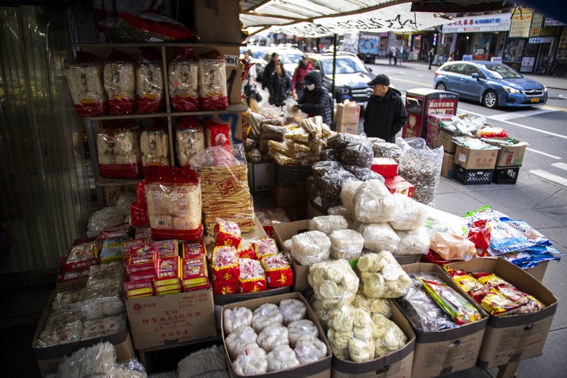 中国からの輸入品が並ぶチャイナタウンの中国食品店＝ニューヨークで2025年4月8日、AP