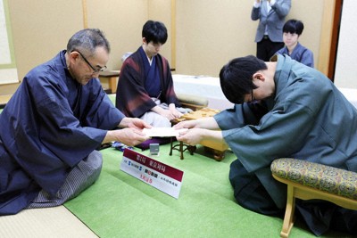 将棋名人戦全記録 第31〜55期 25冊セット 将棋：第83期名人戦 第1局 永瀬、大長考で封じ手 | 毎日新聞