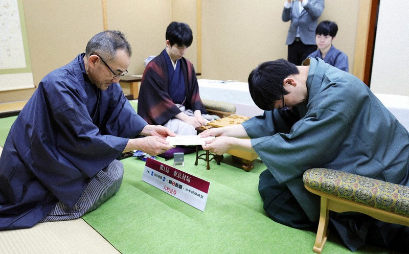将棋:第83期名人戦 第1局 永瀬、大長考で封じ手 | 毎日新聞 将棋:第83期名人戦 第1局 永瀬、大長考で封じ手 | 毎日新聞