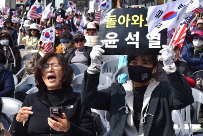 「憲法裁判所は信じられない」などと反発の声を上げる尹錫悦氏の支持者ら＝ソウル市竜山区の大統領公邸近くで2025年4月4日午後2時31分、福岡静哉撮影