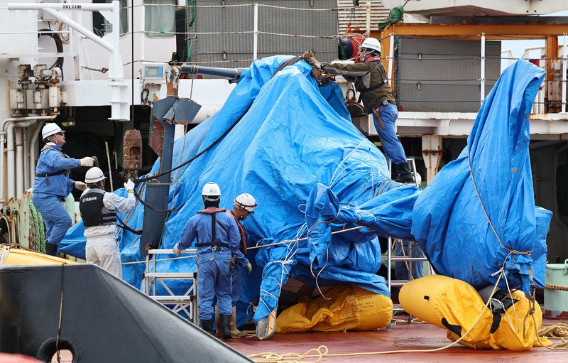 長崎・壱岐島沖3人死亡事故 ヘリが港に到着し陸揚げ [写真特集5/12