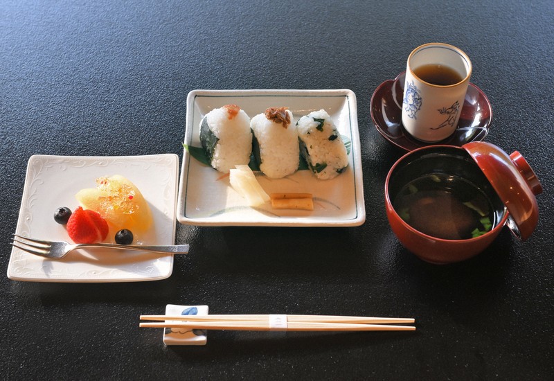 藤井名人、永瀬九段におにぎり 決着を前に夕方の軽食 名人戦 | 毎日新聞