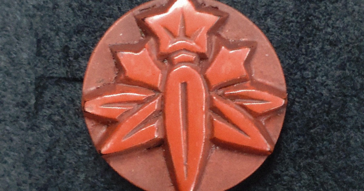 市職員バッジに伝統工芸 「1個制作に10日」こだわりの鎌倉彫 課長級