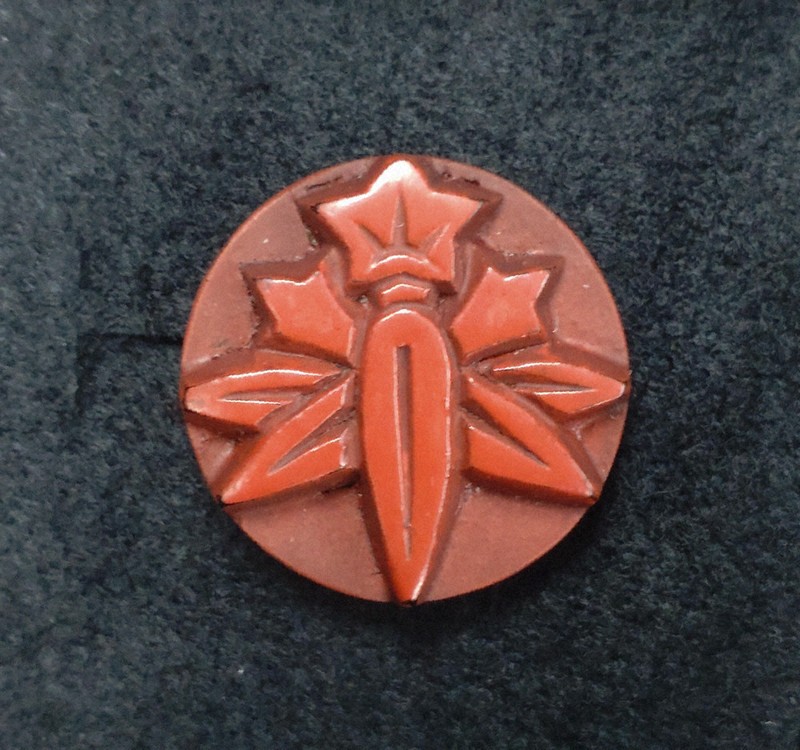 市職員バッジに伝統工芸 「1個制作に10日」こだわりの鎌倉彫 課長級