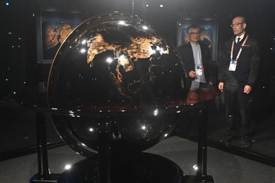 災害乗り越えた「夜の地球儀」 万博シンボルに 平和への願い込め