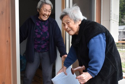 避難所から木造の仮設住宅に入居し「やっとゆっくり眠れる」と語る谷内サノエさん（右）と長女初江さん＝石川県輪島市釜屋谷町で2025年4月4日、中尾卓英撮影