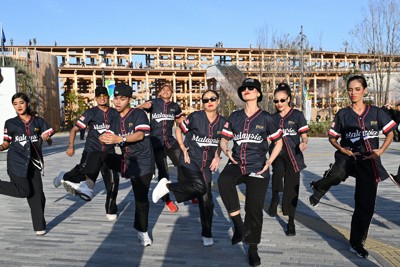 マレーシア館の前に集まったプロのダンスパフォーマーたち。奥は大屋根リング＝大阪市此花区で2025年4月9日、大西岳彦撮影