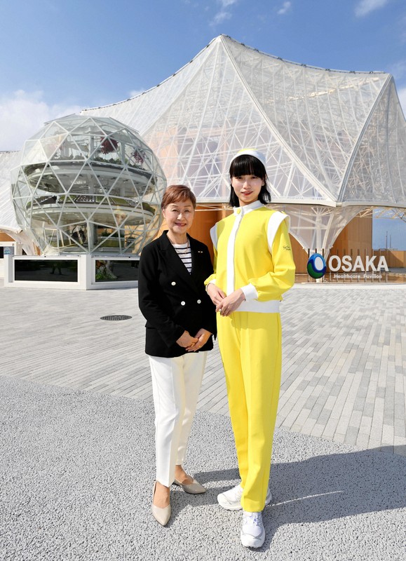 進化した「人間洗濯機」で案内役 祖母から孫へ 万博の楽しさバトン