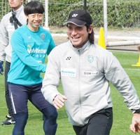 Portuguese-Japanese interpreter Marco Gustavo, front, provides language support during an Avispa Fukuoka soccer club practice session at the Gannosu Recreation Center in the city of Fukuoka, March 24, 2025. (Mainichi/Yukiko Tange)