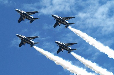 関空にブルーインパルスが… 航空好き集う少年団の願いかなう | 毎日新聞