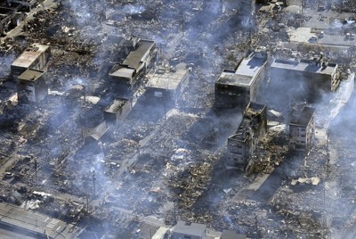 地震に伴う火災で多くの建物が焼失した朝市通り周辺＝石川県輪島市で2024年1月2日、本社ヘリから