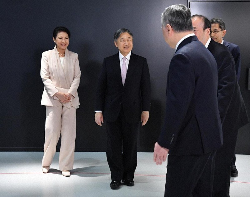 皇室：大阪・関西万博 日赤展示、両陛下が見学 | 毎日新聞