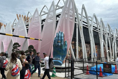 未完成の万博パビリオン、スマホで撮る人も 工事関係者に思い聞くと