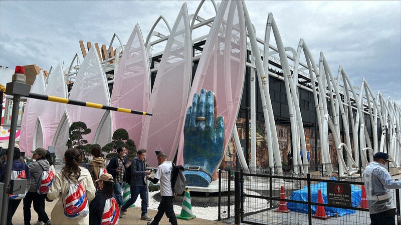 未完成の万博パビリオン、スマホで撮る人も 工事関係者に思い聞くと